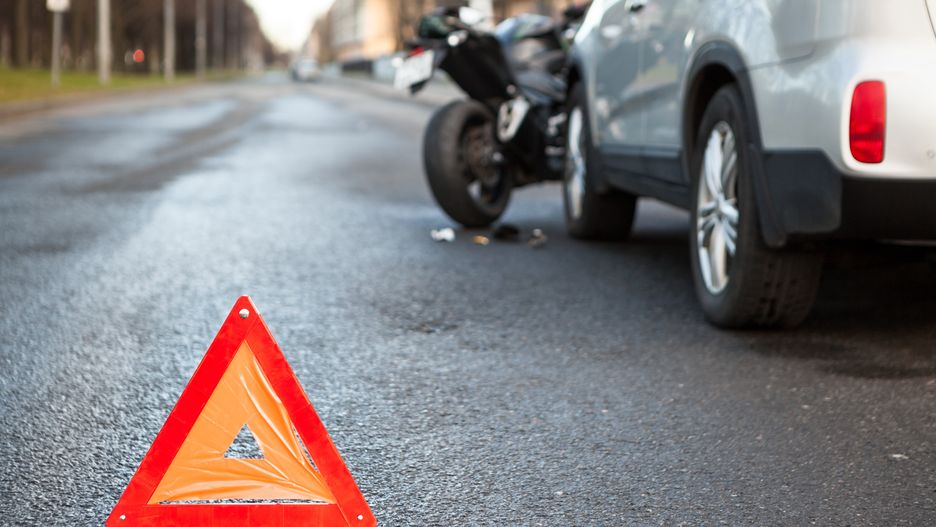 wypadek trójkąt ostrzegawczy stłuczka kraksa motor