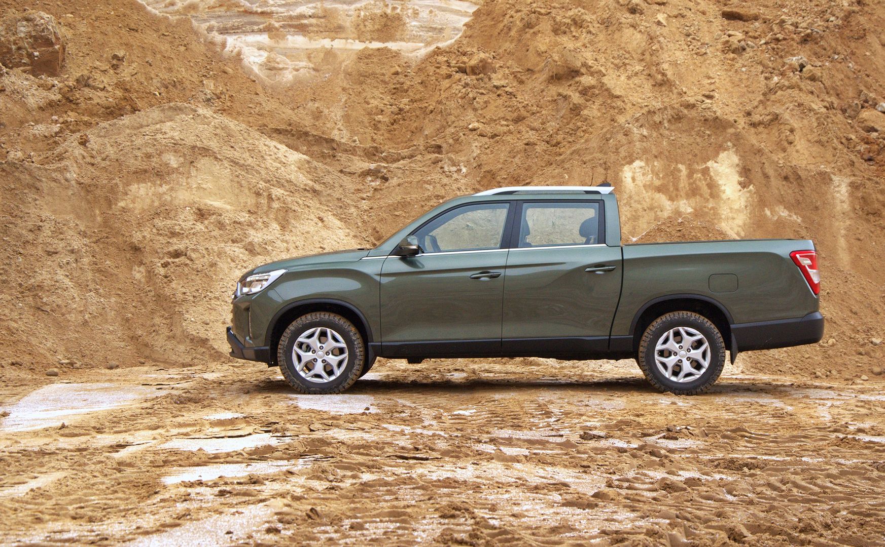 SsangYong Musso Grand może i nie jest zgrabny wizualnie, ale za to ma przewagę rozmiarów nad konkurencją