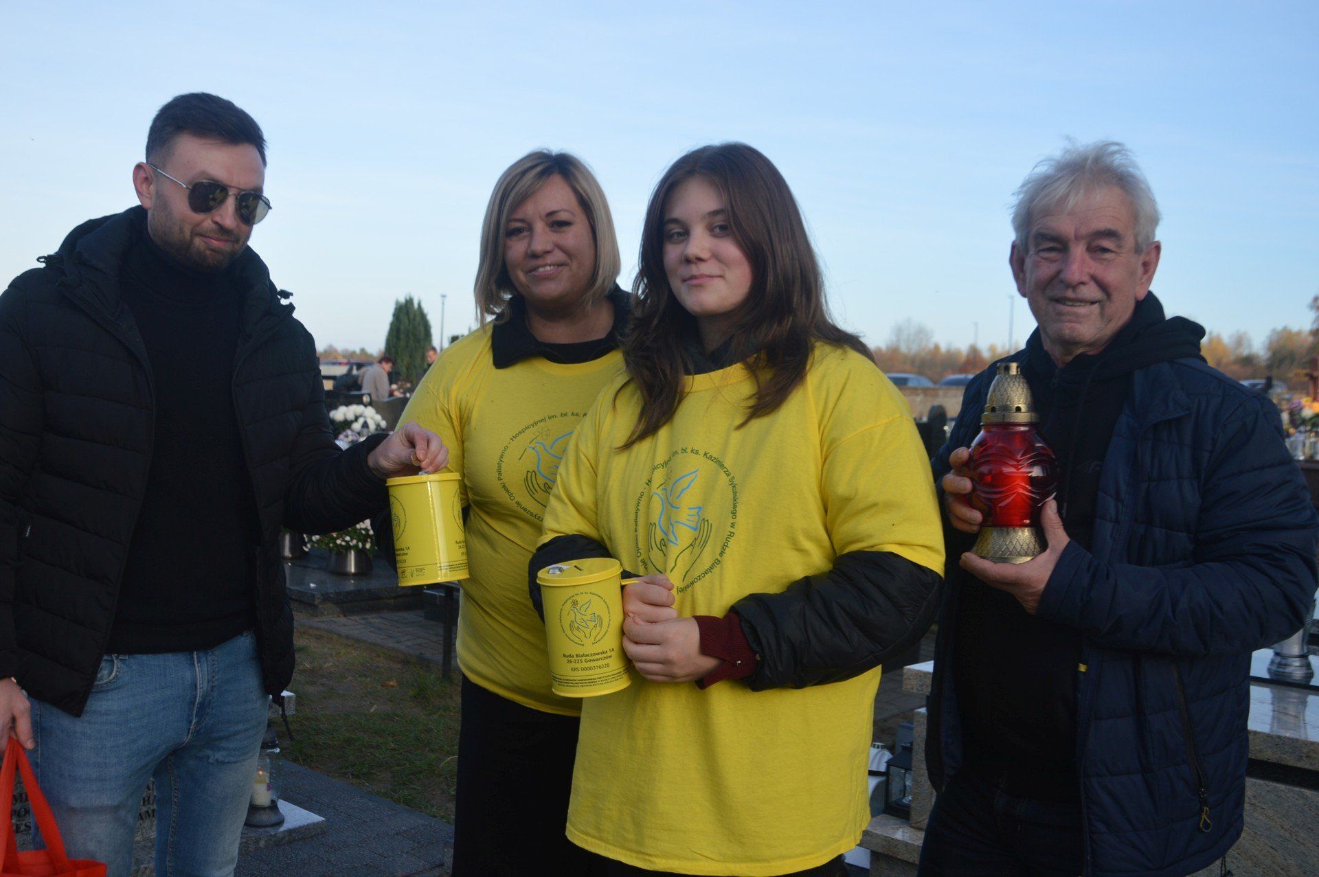 Dzień Wszystkich Świętych na koneckim cmentarzu. Kwestę na rzecz hospicjum w Rudzie Białaczowskiej wspierają znani muzycy: Marek Werens i Sebastian Werens.