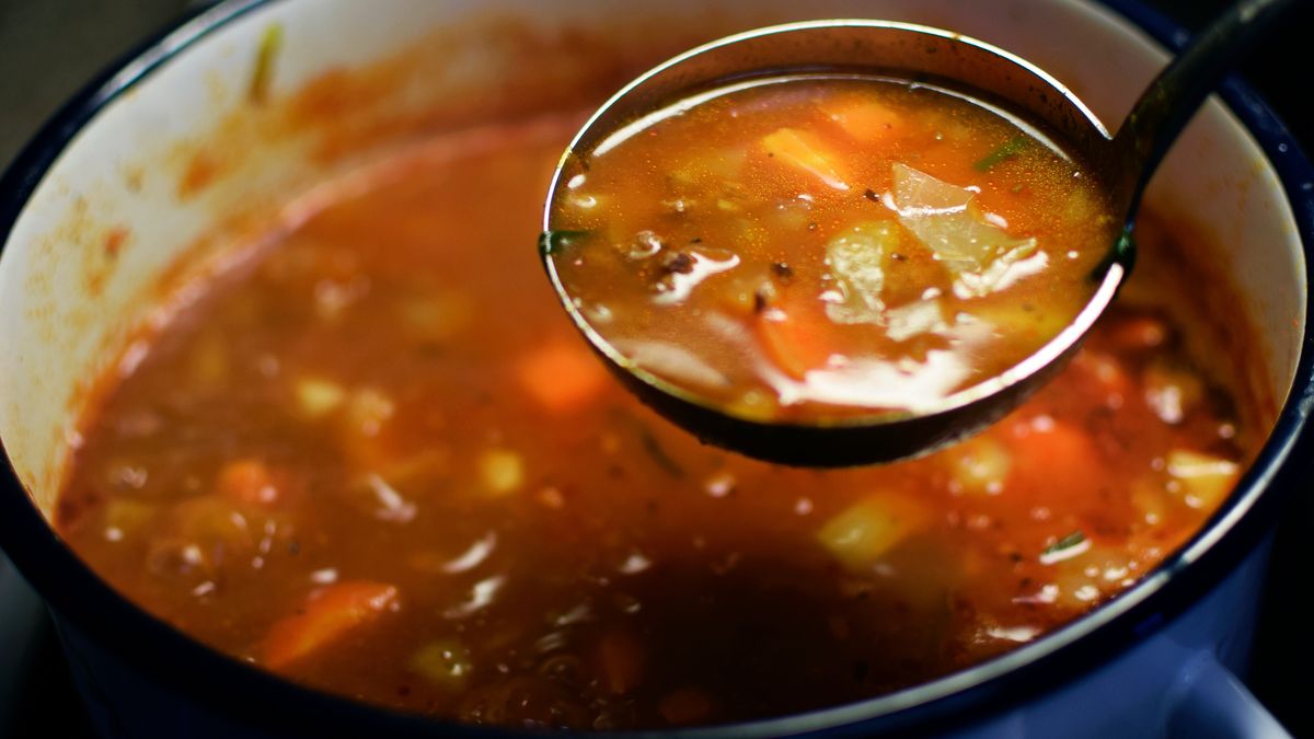 Pyszny kapuśniak nabierany chochelką