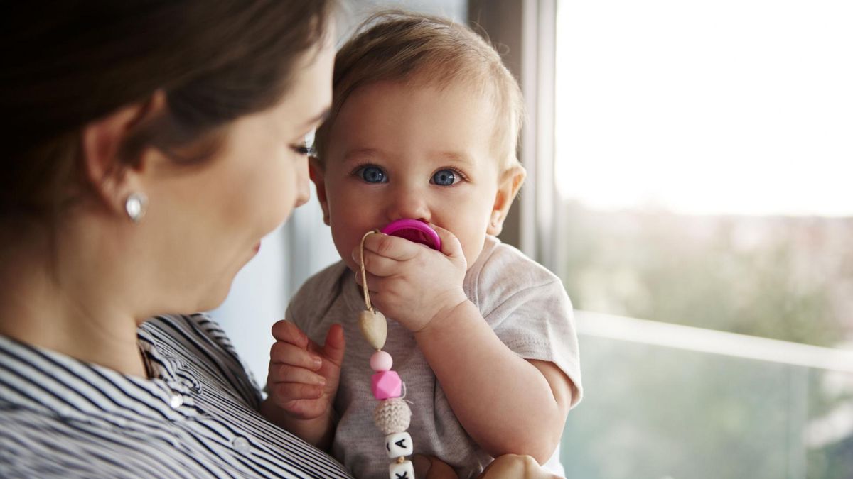 Ssanie smoczka to jedna z przyczyn retrogenii.