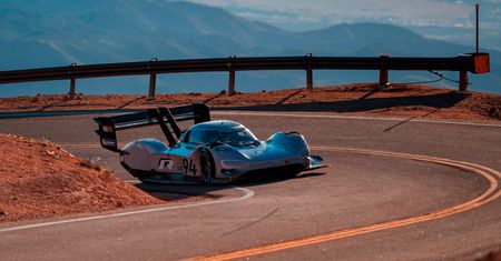 Elektryczny Volkswagen wygrywa w Pikes Peak. Pod górę najlepiej na prądzie