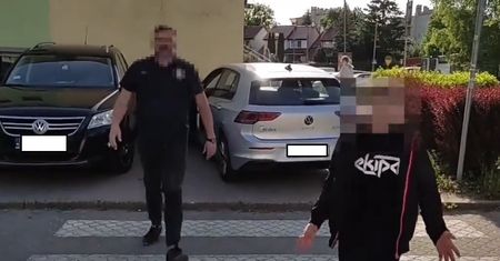 Zaparkował przy pasach, a później rzucił się na przechodnia. "Chcesz w ryj?"