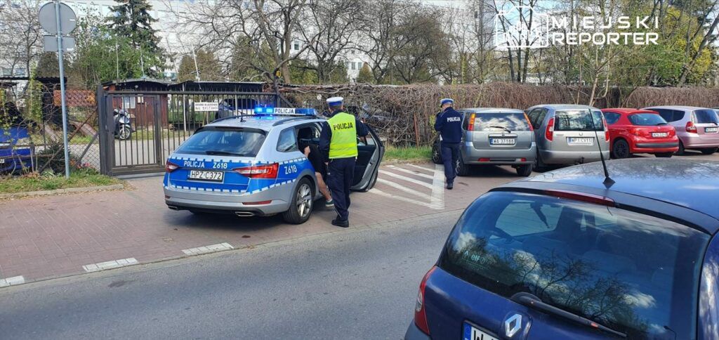 Pijany kierowca wjechał w zaparkowane auto. Miał ponad 3 promile