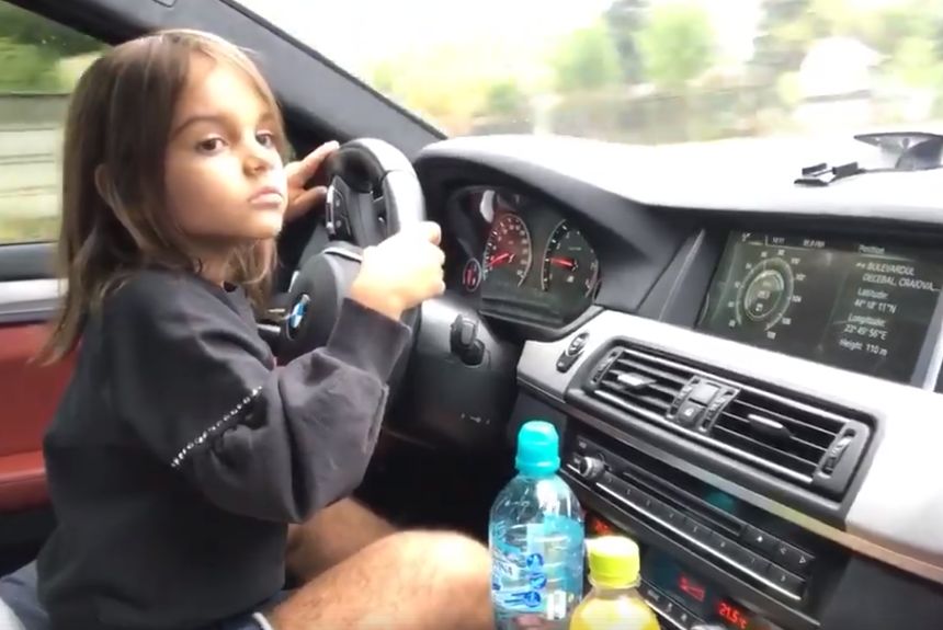Mała dziewczynka i 700-konne BMW. Tak się rodzi miłość do samochodów