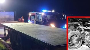 Makabryczny wypadek motocyklisty. Wjechał nocą w nieoświetloną naczepę stojącą na drodze