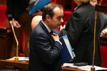 Rząd Francji przetrwał. Utrzymał się po wnioskach o wotum nieufności