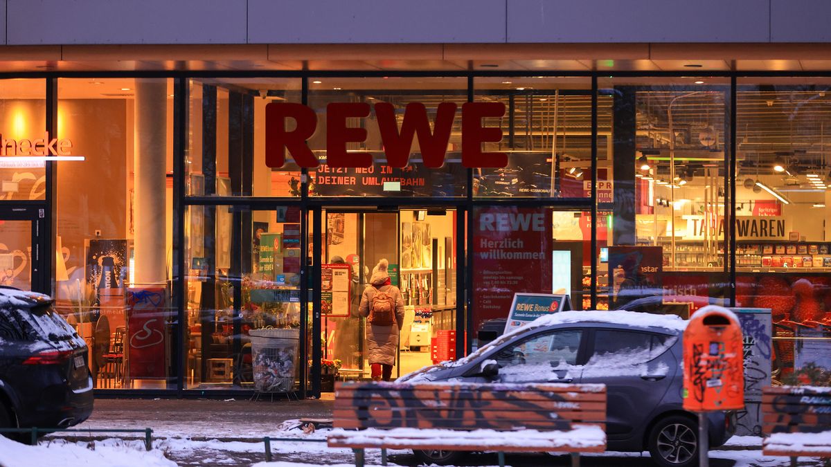 A Rewe supermarket after heavy snowfall in the Prenzlauer Berg district of Berlin, Germany, on Friday, Jan. 9, 2026. Germany has issued red alerts in parts of the north, with as much as 20 centimeters (7.8 inches) of snow forecast for some areas. Photographer: Krisztian Bocsi/Bloomberg via Getty Images