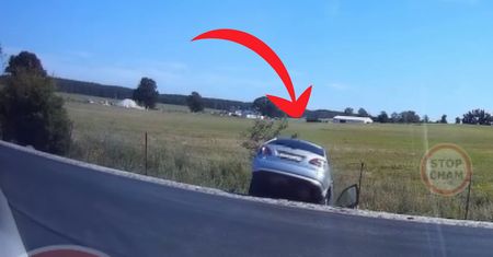 Auto stoczyło się do rowu. Nagranie ma ponad pół miliona wyświetleń