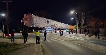 Gigantyczna kolumna dotarła do ORLENU w Płocku – zakończył się nocny transport przez miasto!