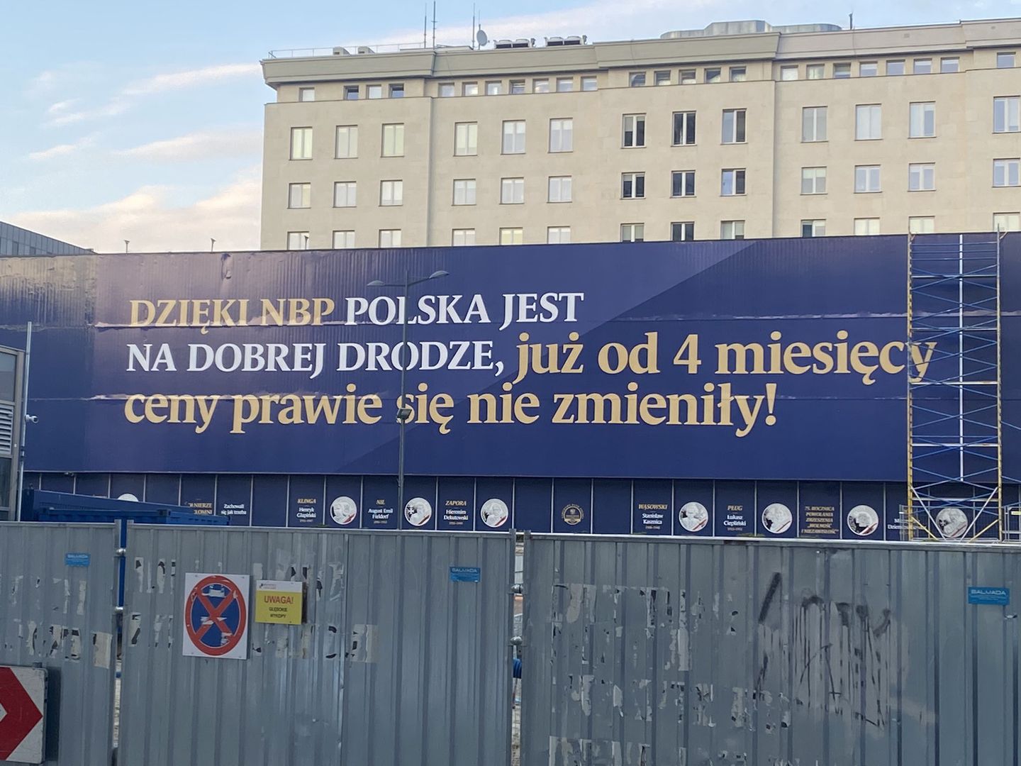 Kuriozalny baner NBP. "Ceny prawie się nie zmieniły"