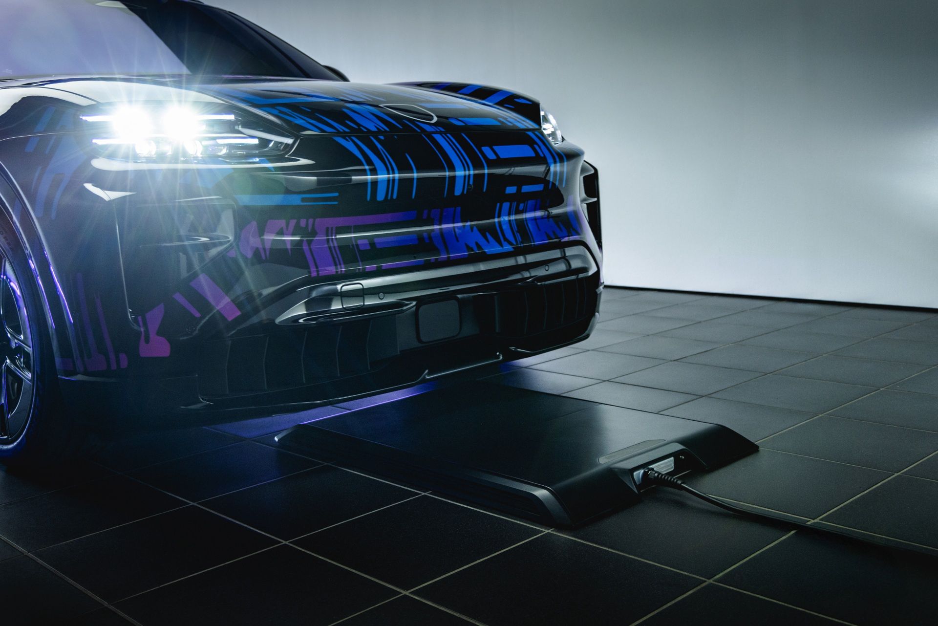 Porsche Cayenne Electric podczas ładowania indukcyjnego