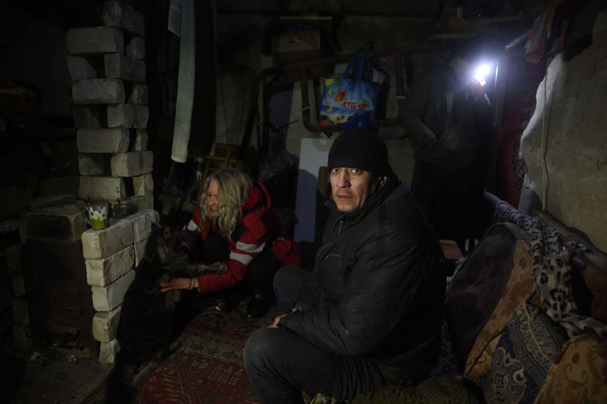 Schron znajdujący się w piwnicy budynku, uszkodzonego przez rosyjskie wojsko w mieście Wuhłedar