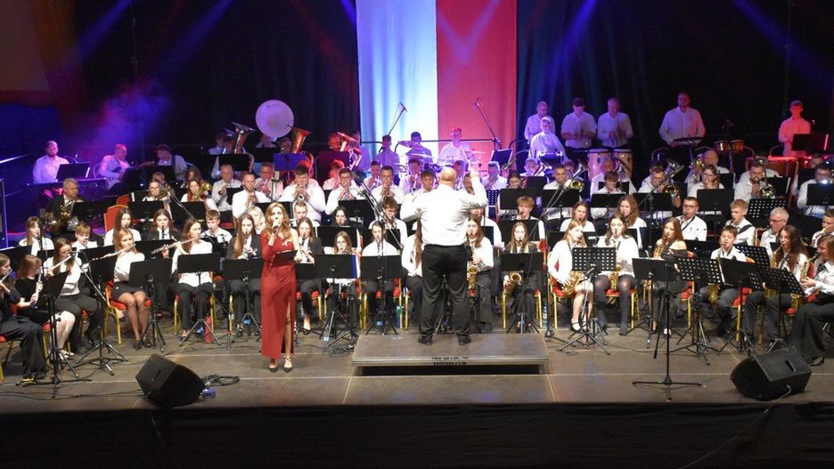 123 muzyków z orkiestr dętych z terenu południowej Wielkopolski zagrało w niedzielę, 9 listopada w Hali Sportowej im. Polskich Olimpijczyków w Opatówku