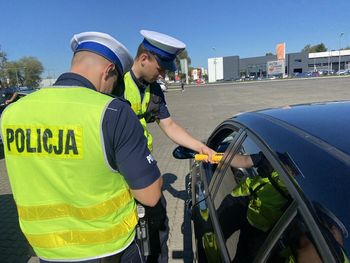 Ile trzeba odczekać po wypiciu alkoholu? Dużo osób nieprawidłowo szacuje czas