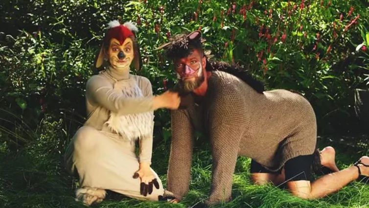 Zofia Zborowska i Andrzej Wrona przebrani za Timona i Pumbę