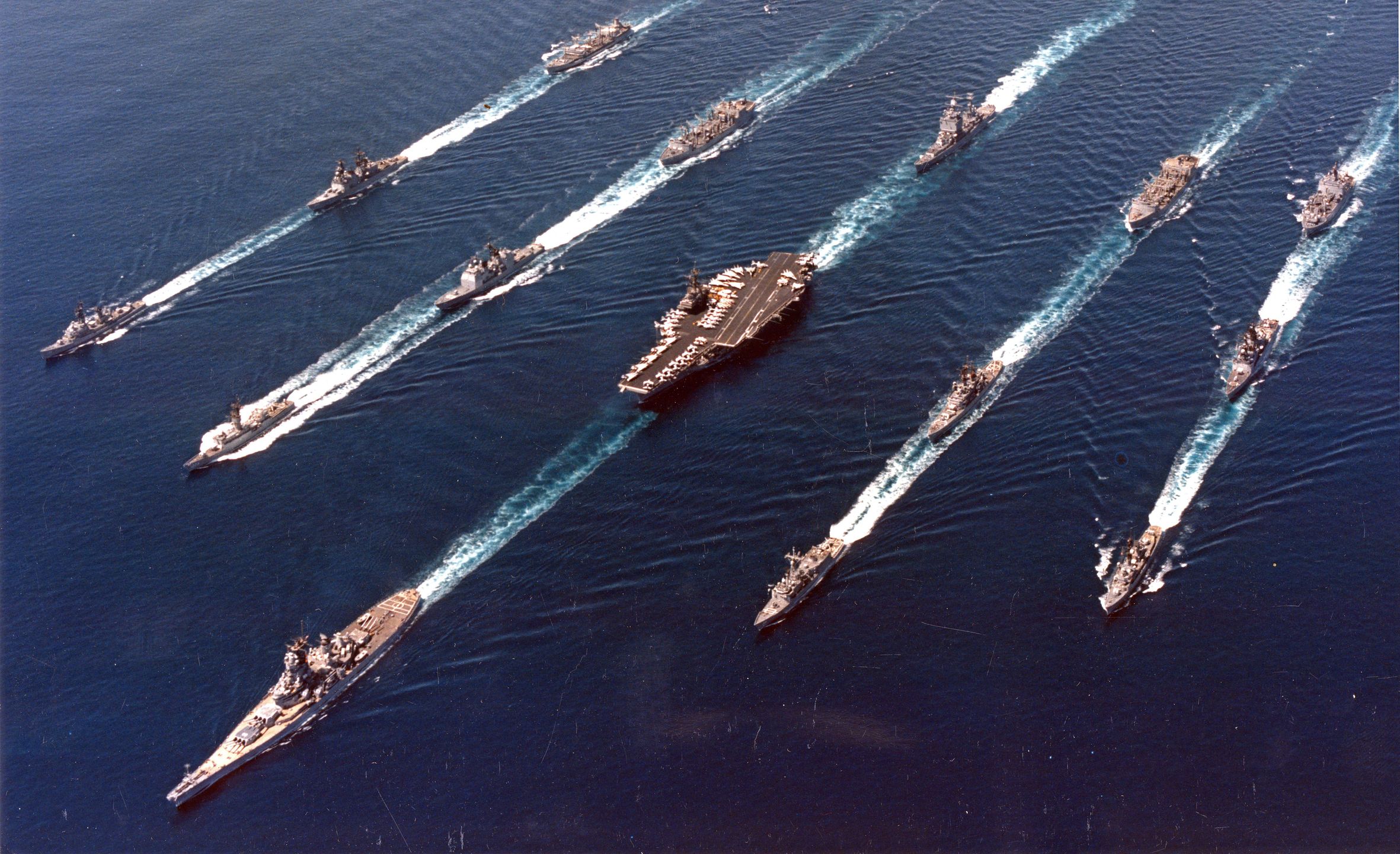 USS Iowa na czele lotniskowcowej grupy uderzeniowej - rok 1987