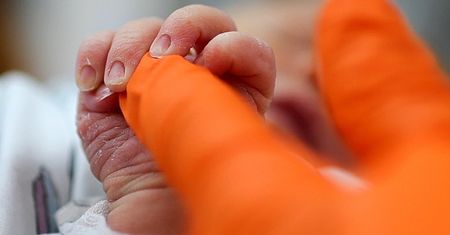 Podłączyli niemowlę do gazu rozweselającego zamiast tlenu. Ujawniono to po latach