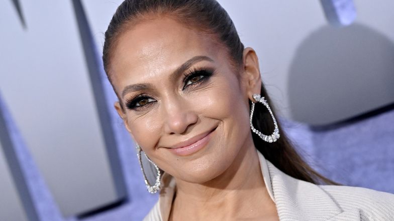 Jennifer Lopez pozuje w bielźnie