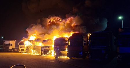 Ogromny pożar w komisie samochodowym. Straty idą w setkach tysięcy