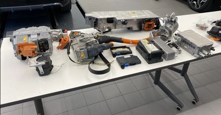 Mechanicy pozywani za naprawy i porady. Producenci elektryków chronią interes