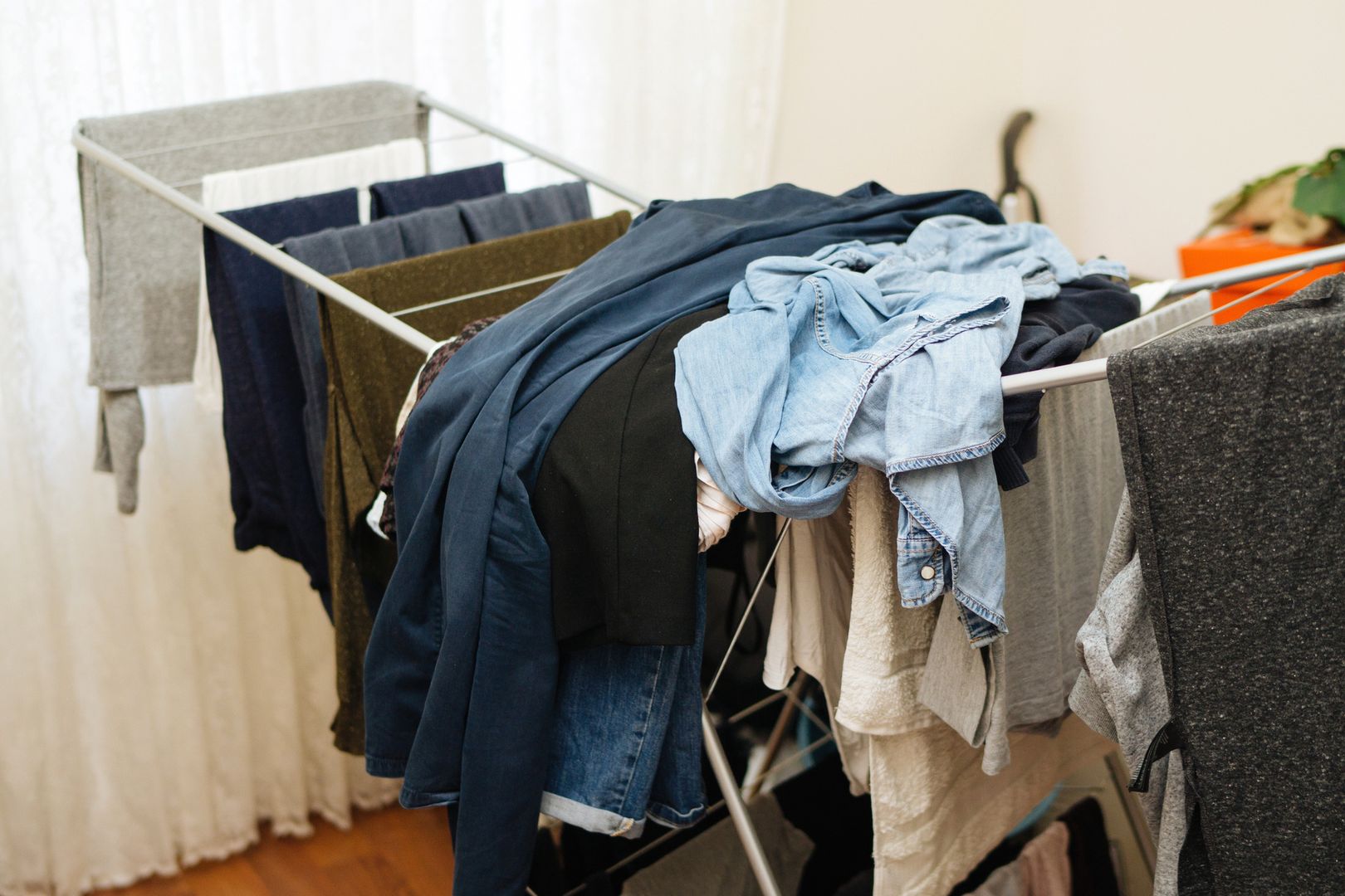 Suszysz pranie w mieszkaniu? Skutki mogą być opłakane