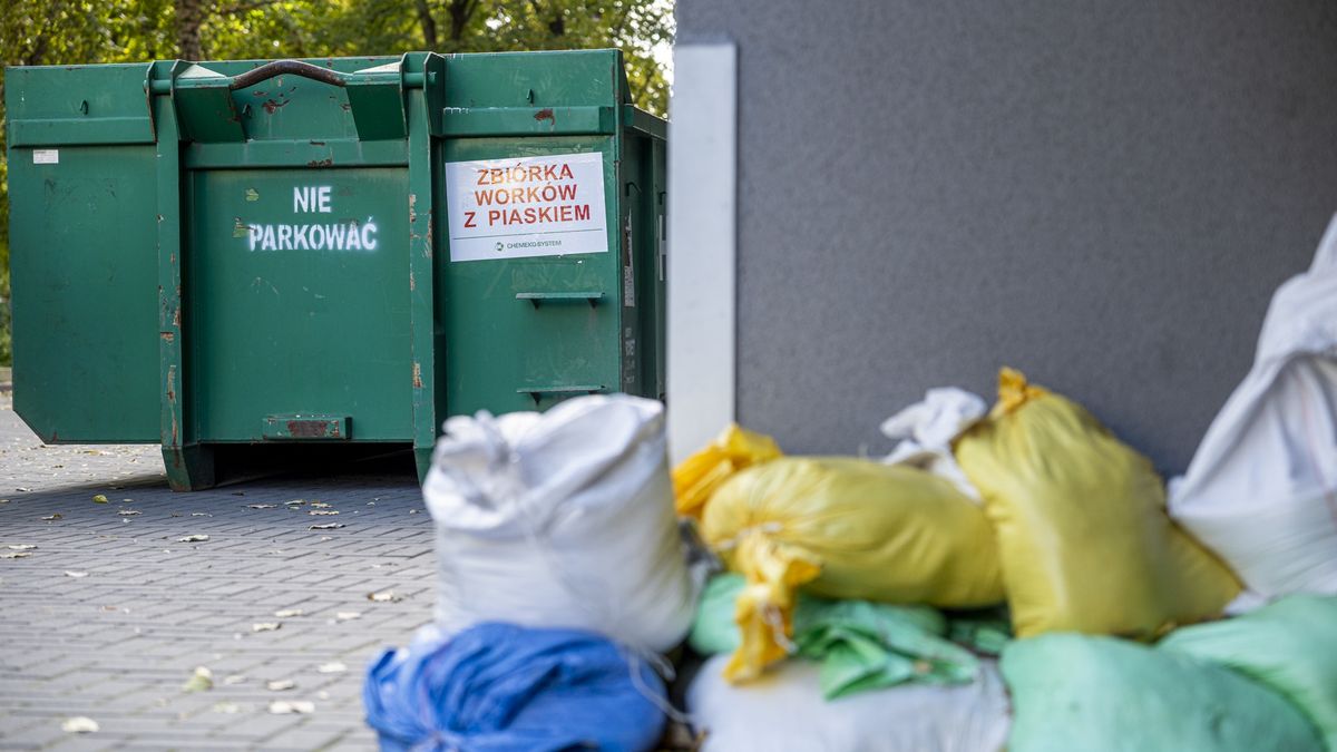 Kontenery na worki z piaskiem stoją na wrocławskich osiedlach