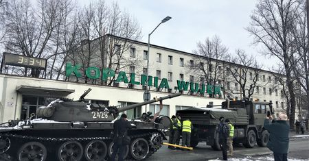 Katowice. Czołg T-55 znów w kopalni Wujek. Ma przypominać o tragicznej historii