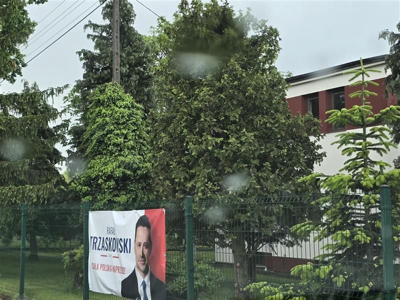 Na płotach wiszą banery Rafała Trzaskowskiego...