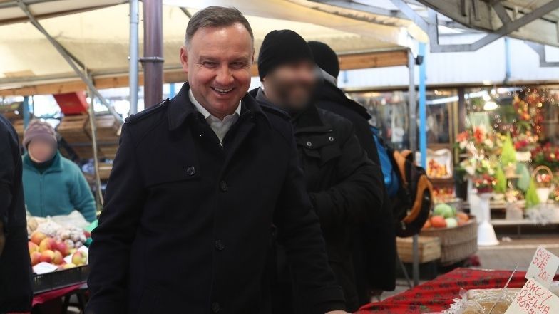 Andrzej Duda buszuje po krakowskim jarmarku