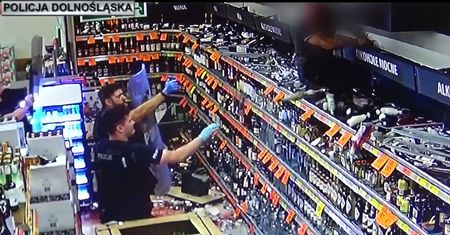 Zdemolował Biedronkę. W policjantów rzucał butelkami z alkoholem