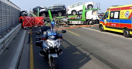 Koszmarny karambol na A1. W auta wjechała laweta