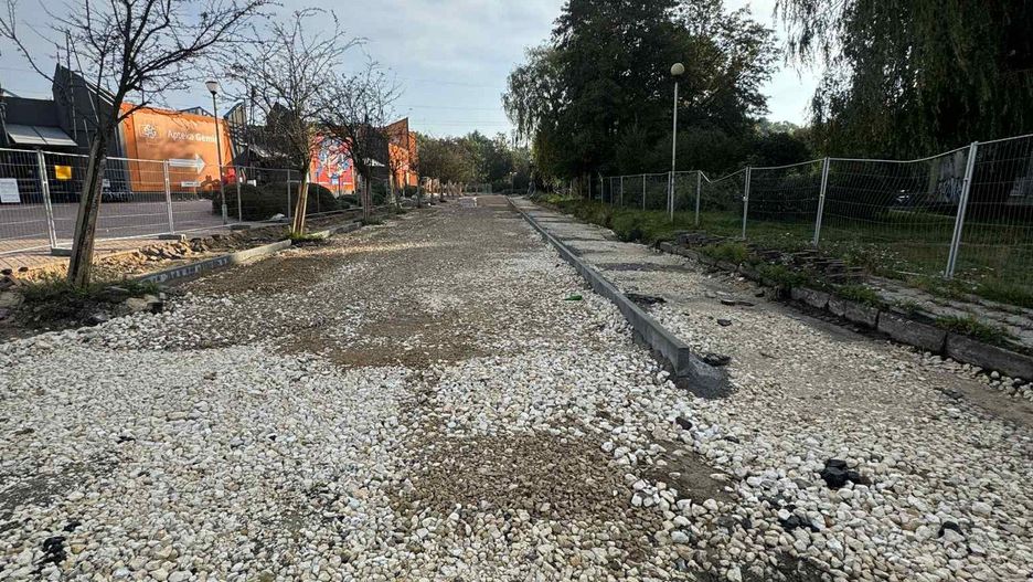 Modernizacja Promenady Czesława Niemena w Częstochowie, rozpoczęta w lipcu 2025 roku, od kilku tygodni stoi w miejscu.