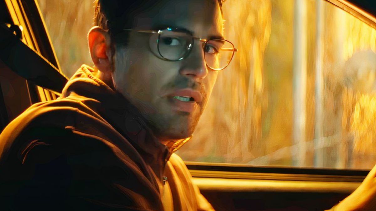 Theo James w "Małpie"