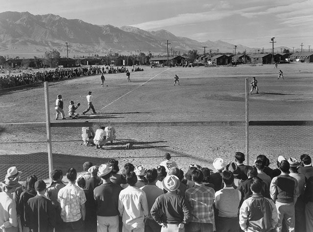 Ansel Adams sfotografował amerykańskie obozy koncentracyjne w czasie II Wojny Światowej 11