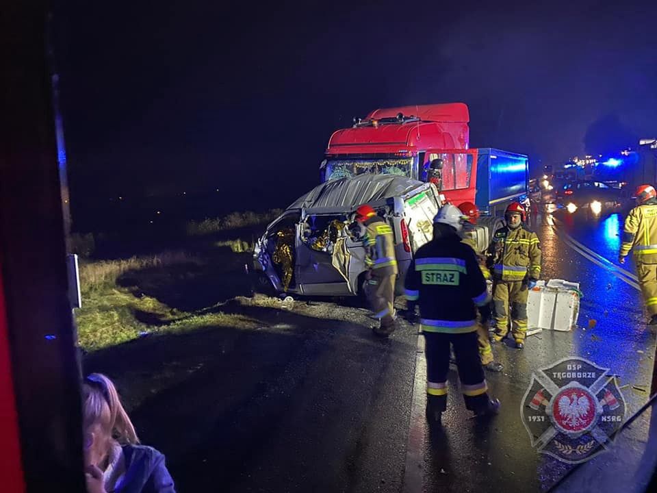 Bus zderzył się z ciężarówką. Zginęły trzy osoby 