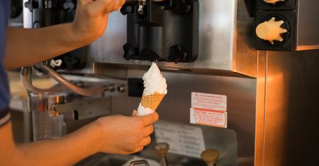 Nadmorskie lody z bakteriami. Sanepid wziął pod lupę automaty