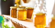 Większość Polaków tak przechowuje miód. Pszczelarz wyjaśnia, dlaczego to ogromny błąd