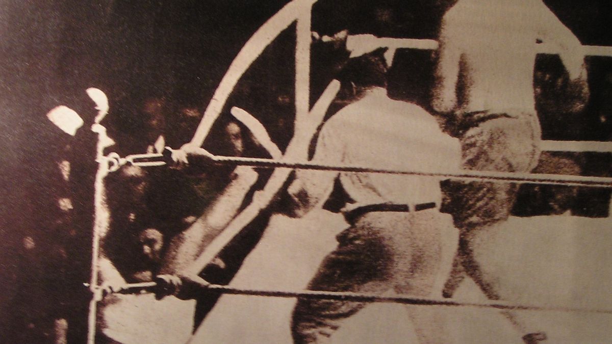 Firpo wyrzuca mistrza poza ring