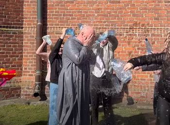 "Wielkie lanie" pod kościołem. Ksiądz się tego nie spodziewał