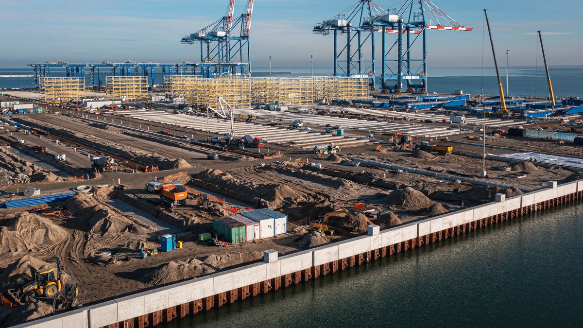 GDANSK, WOJEWóDZTWO POMORSKIE, POLAND - 2025/01/17: (EDITOR'S NOTE: Image taken with drone)
General view of the T3 Baltic Hub container terminal under construction in Gdansk. The expansion of the T3 container terminal will be completed in mid-2025. After completing the investment, the transshipment capacity will increase from the current 3 million TEU to 4.5 million TEU per year. The investment cost is approximately 482,260,000 United States Dollar. (Photo by Mateusz Slodkowski/SOPA Images/LightRocket via Getty Images)