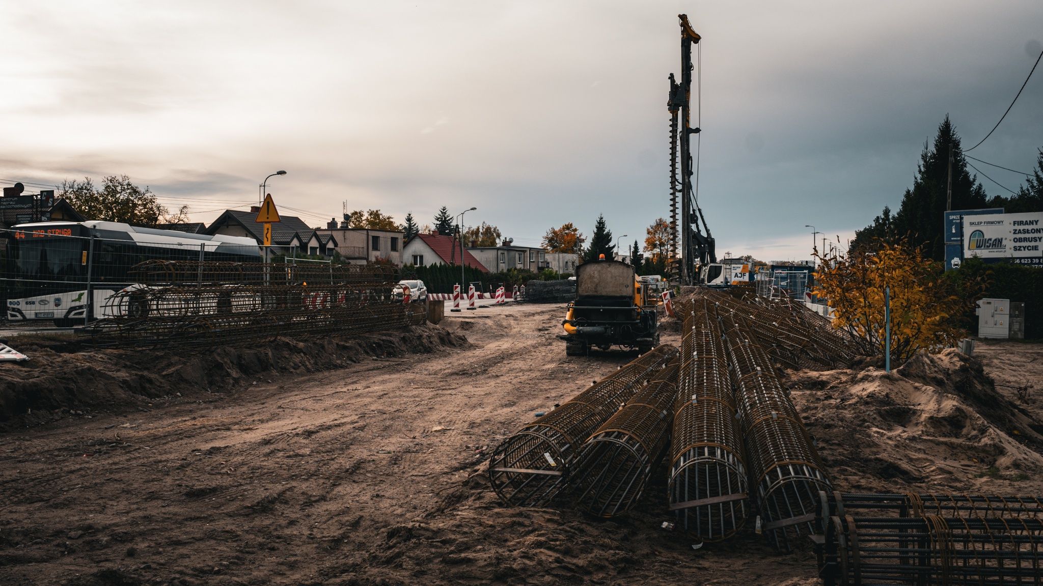 Na ul. Olsztyńskiej w Toruniu trwają prace przy budowie estakady nad torami kolejowymi. 
