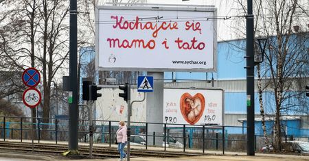 "Kochajcie się mamo i tato". Wielka akcja billboardowa w Polsce. Kto za nią stoi?