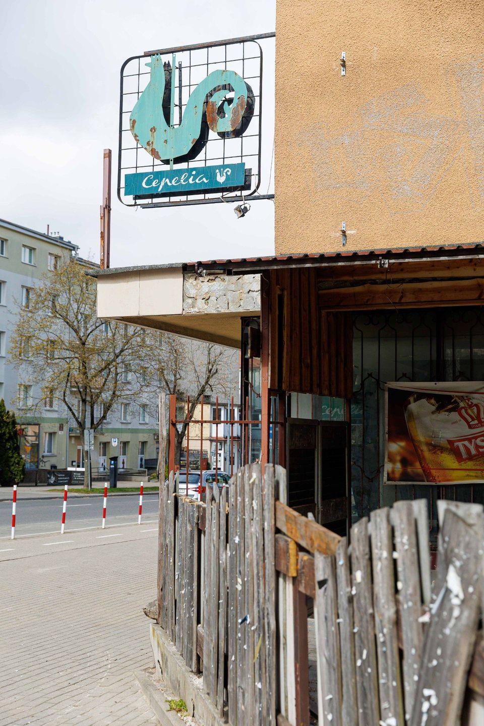 Neon &#34;Cepelii&#34; na budynku przy ulicy Grochowej