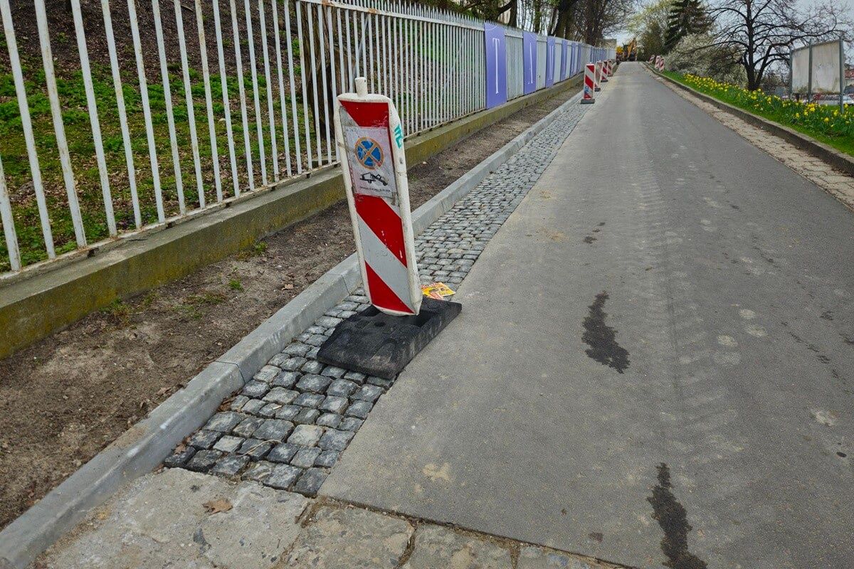Nowa nawierzchnia cieku i nowe krawężniki na ul. Zamkowej