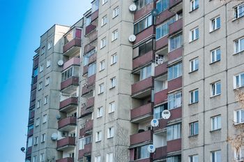 Mieszkanie za 66 proc. wartości rynkowej? Licytacja komornicza to szansa, ale i pułapka
