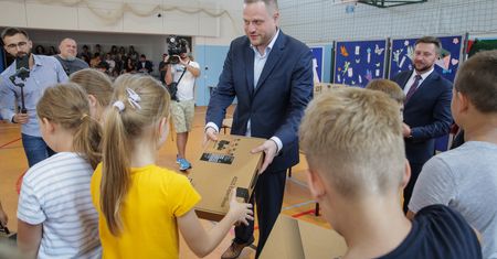 "Nie ma pieniędzy na laptopy dla uczniów". Nowy rząd o programie PiS