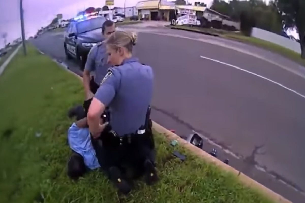 USA. Policjant przyduszał mężczyznę kolanem. Pokazali nagranie