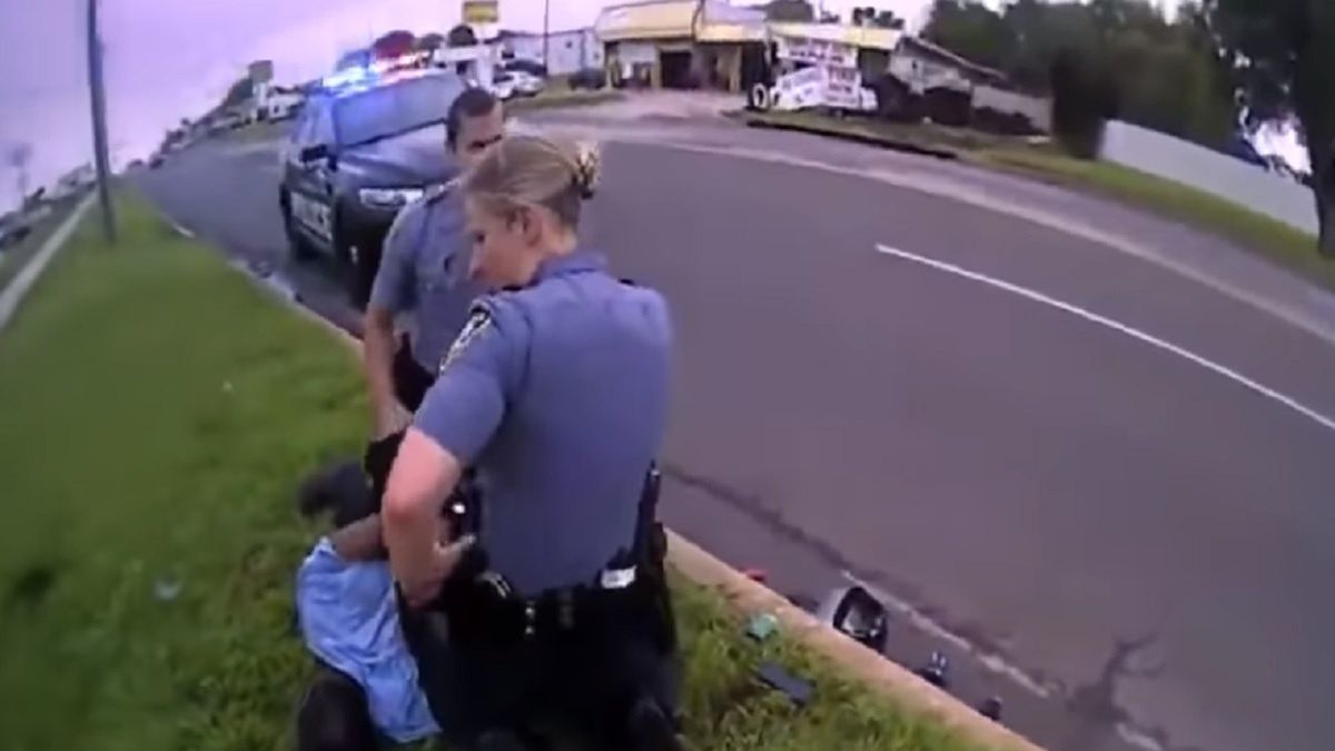 Aresztowany mężczyzna był podduszany kolanem przez funkcjonariusza policji. 