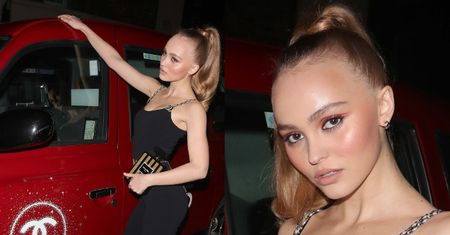 Przejęta Lily-Rose Depp wdzięczy się przy służbowym samochodzie